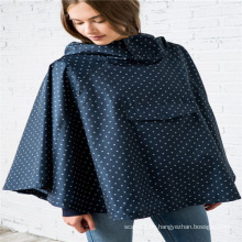 Schwarz -Weiß -Regen Cape Poncho